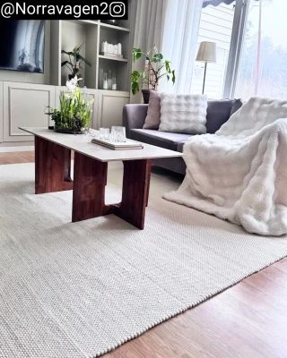 Tämän tuotteen nimi on Elsa, valmistettu 80% Villaa & 20% Puuvillaa -materiaalista, ja siinä on kaunis Offwhite väri - SE Mattor