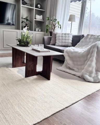 Tämän tuotteen nimi on Elsa, valmistettu 80% Villaa & 20% Puuvillaa -materiaalista, ja siinä on kaunis Offwhite väri - SE Mattor