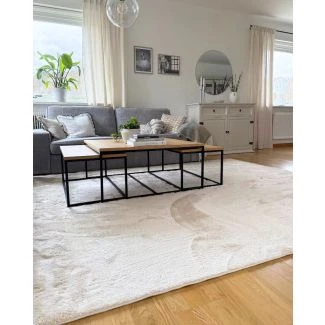 Tämän tuotteen nimi on Fluffy, valmistettu Polyesteri -materiaalista, ja siinä on kaunis Beige väri - SE Mattor