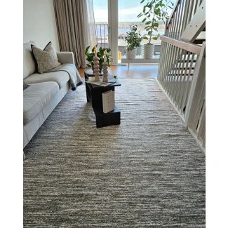 Tämän tuotteen nimi on Lunda, valmistettu 80% Villaa & 20% Puuvillaa -materiaalista, ja siinä on kaunis Harmaa beige väri - SE Mattor
