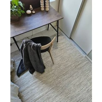 Tämän tuotteen nimi on Lunda, valmistettu 80% Villaa & 20% Puuvillaa -materiaalista, ja siinä on kaunis Vaaleanharmaa väri - SE Mattor