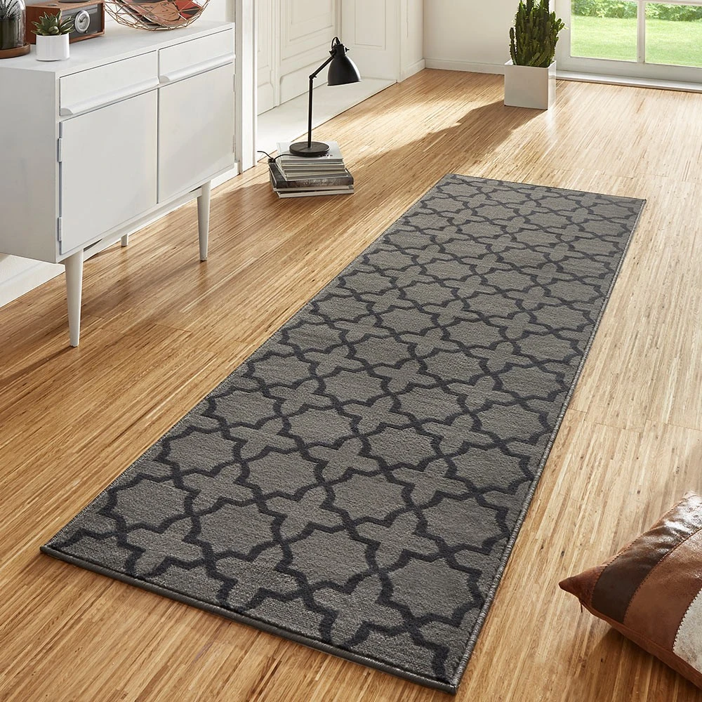 Henkilö imuroimassa käytävämattoa 80 x 300, mikä auttaa pitämään maton puhtaana ja pitkäikäisenä.