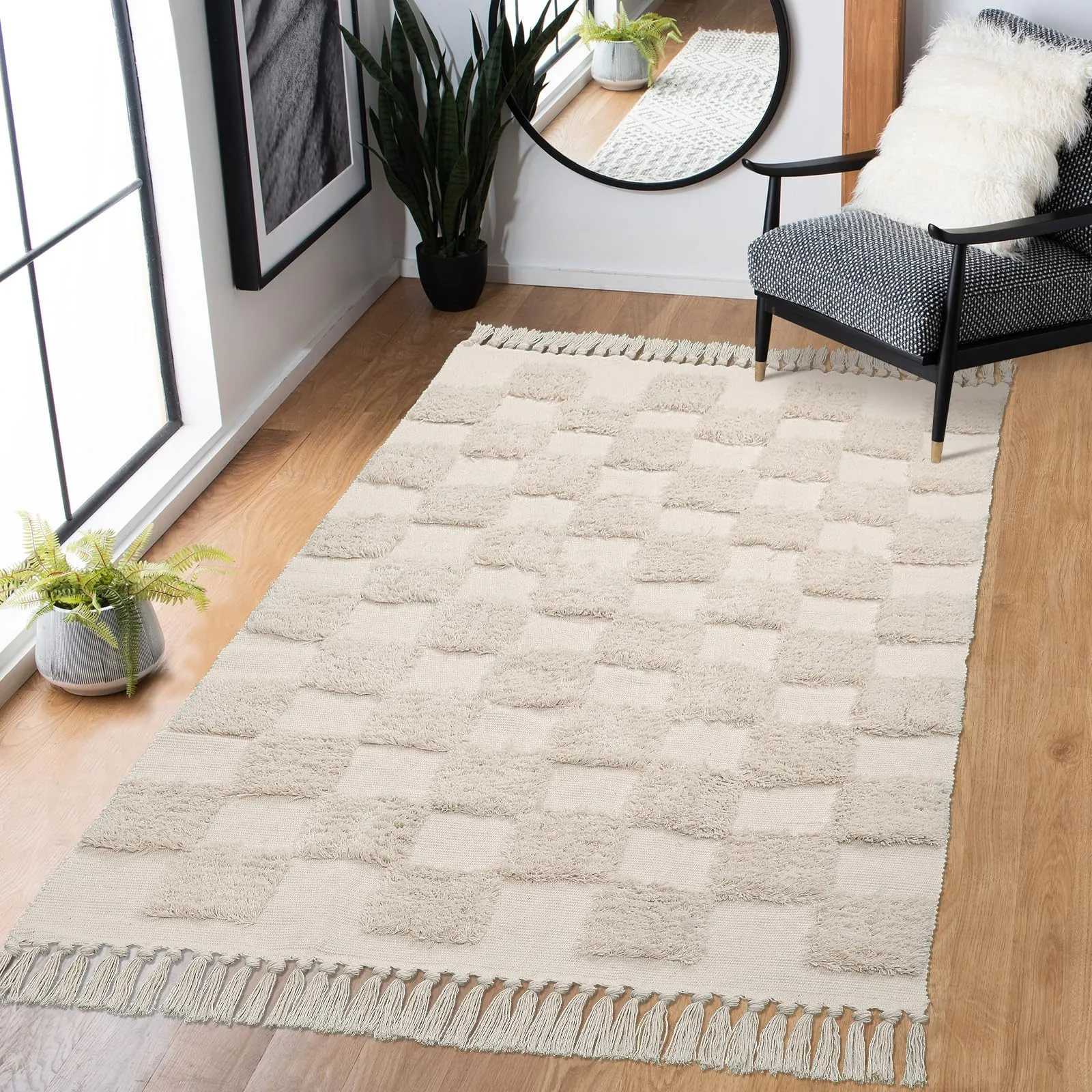 Beige käytävämatto suojaa lattiaa kulumiselta ja vähentää liukastumisriskiä vilkkaasti käytetyssä eteisessä.